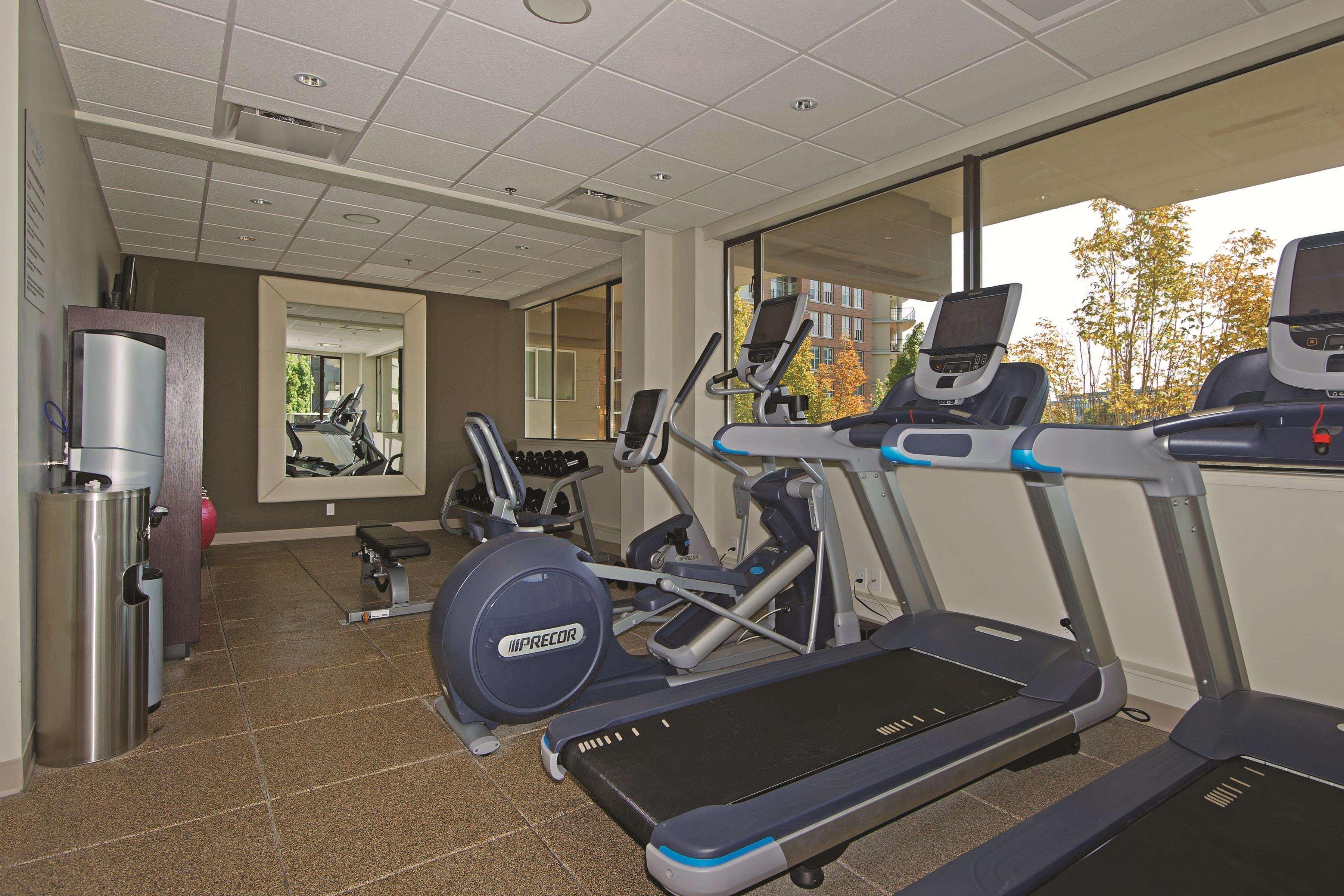 Doubletree By Hilton Hotel & Suites Виктория Екстериор снимка