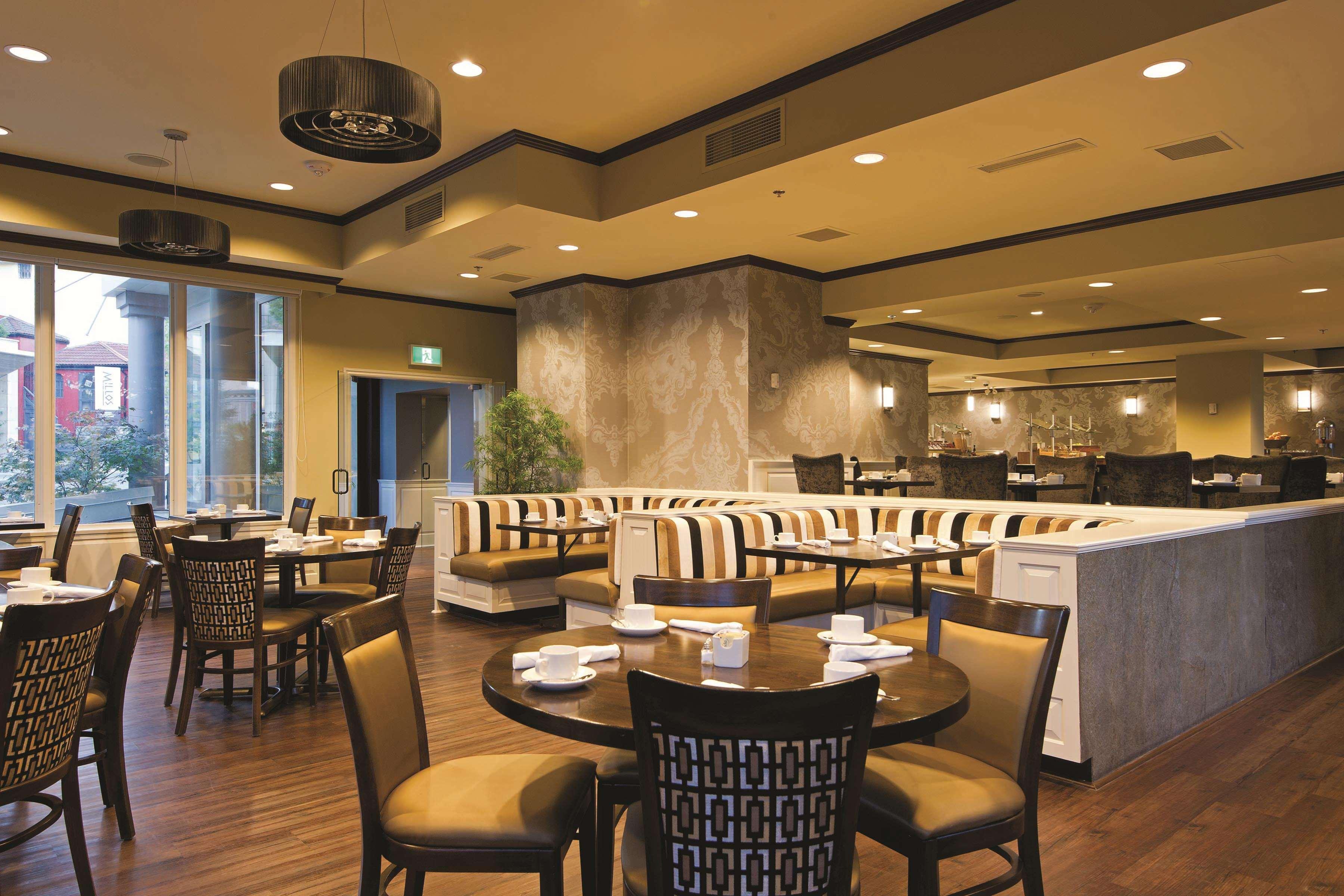 Doubletree By Hilton Hotel & Suites Виктория Екстериор снимка