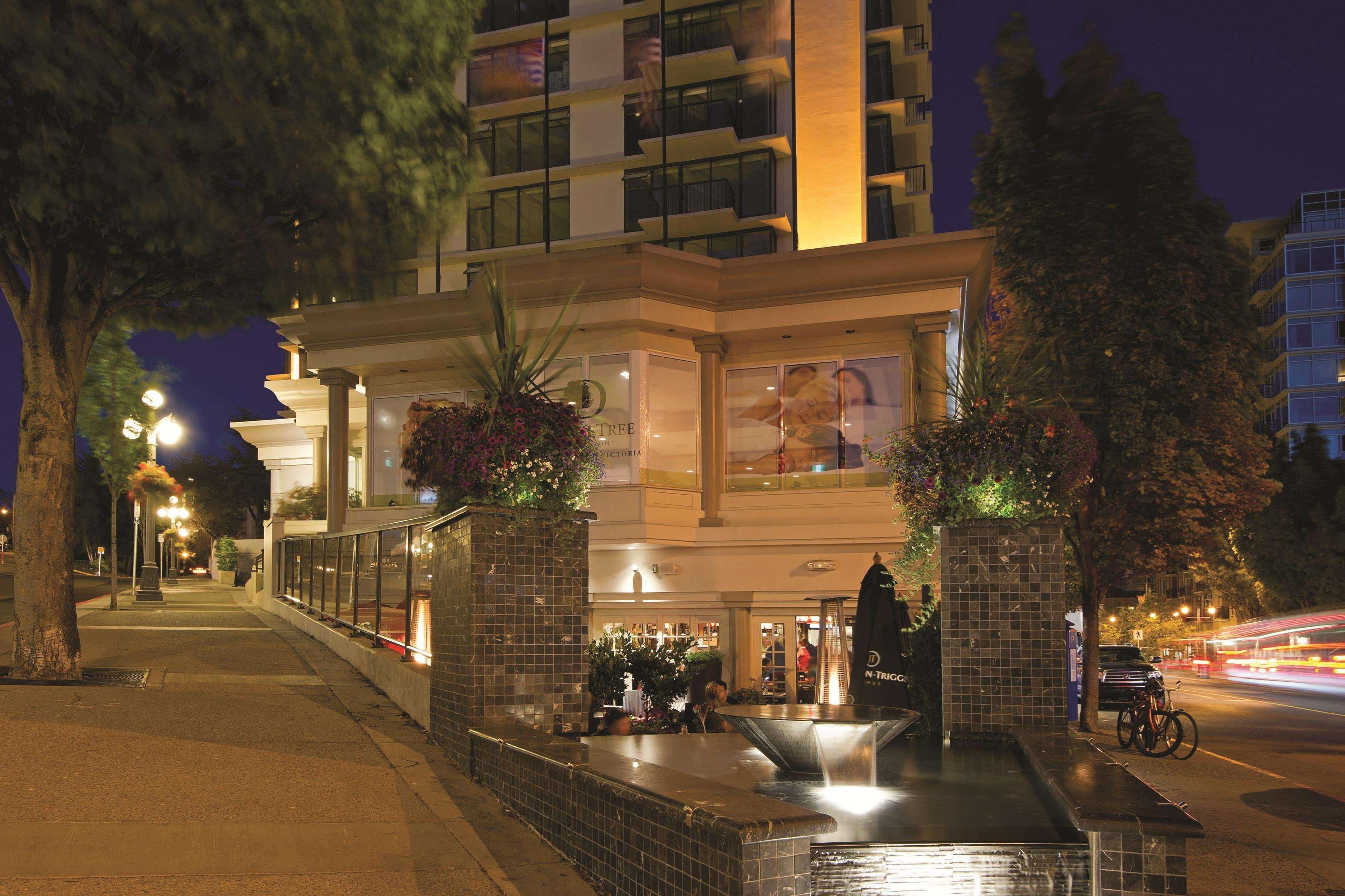 Doubletree By Hilton Hotel & Suites Виктория Екстериор снимка