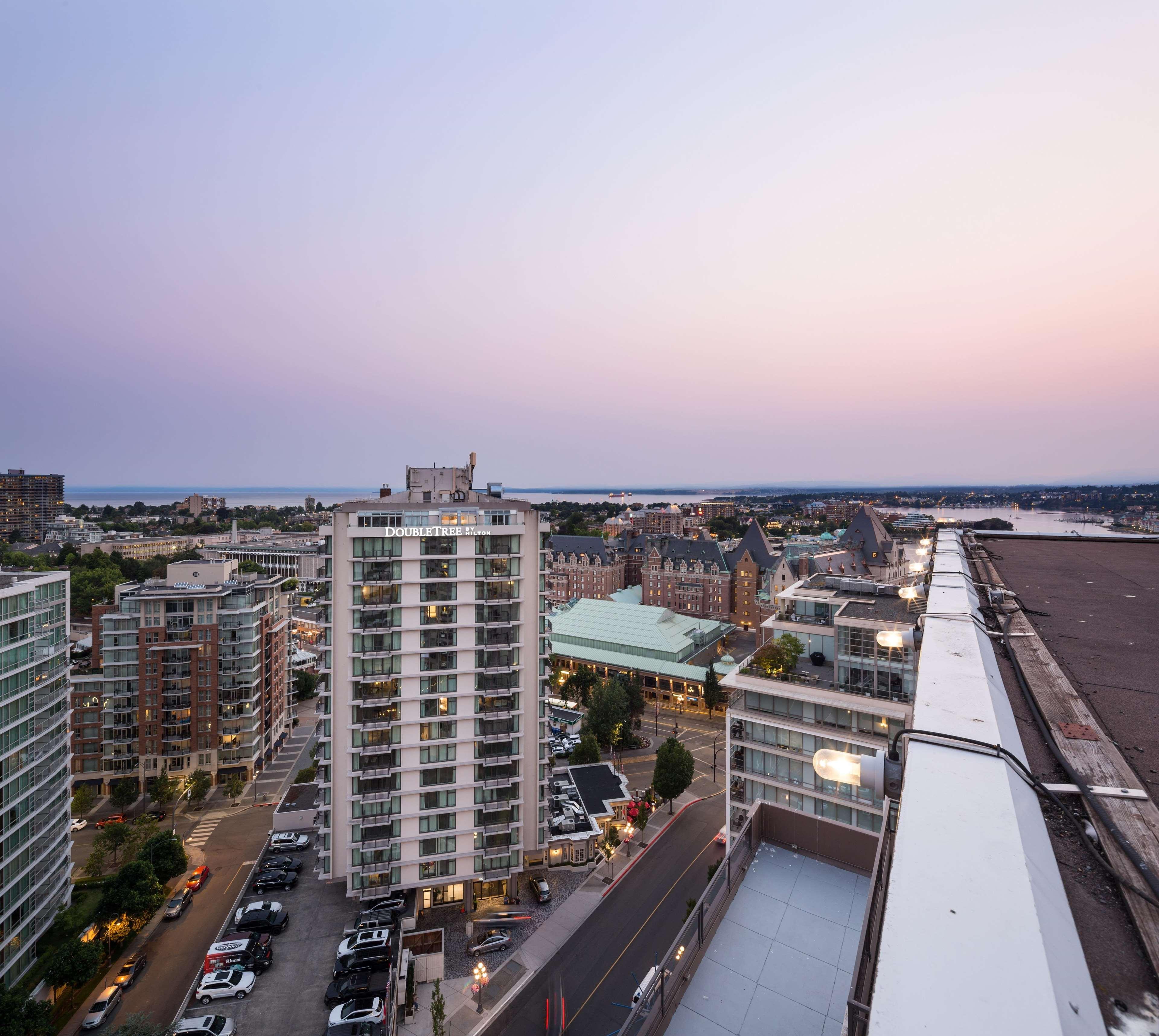 Doubletree By Hilton Hotel & Suites Виктория Екстериор снимка