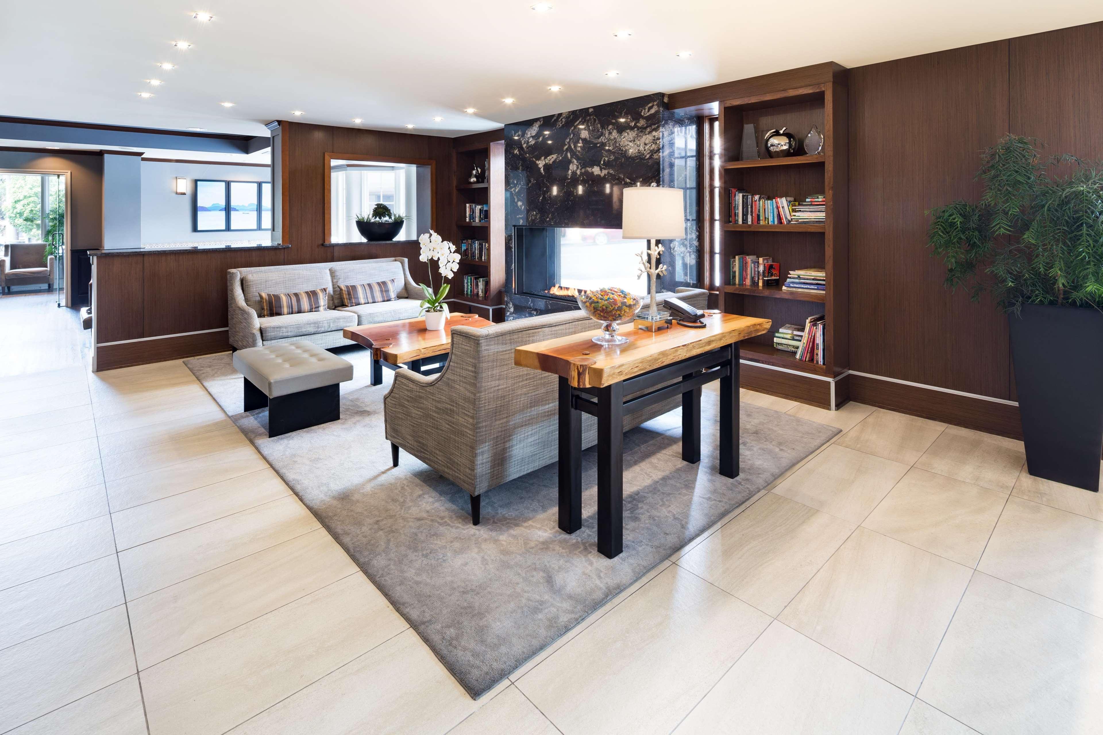 Doubletree By Hilton Hotel & Suites Виктория Екстериор снимка