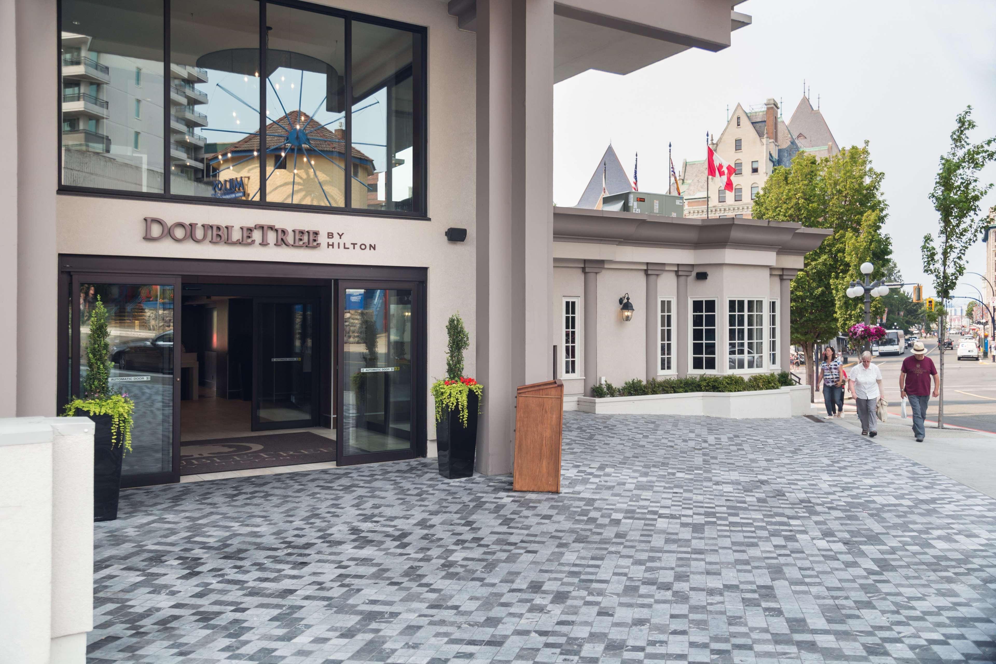 Doubletree By Hilton Hotel & Suites Виктория Екстериор снимка