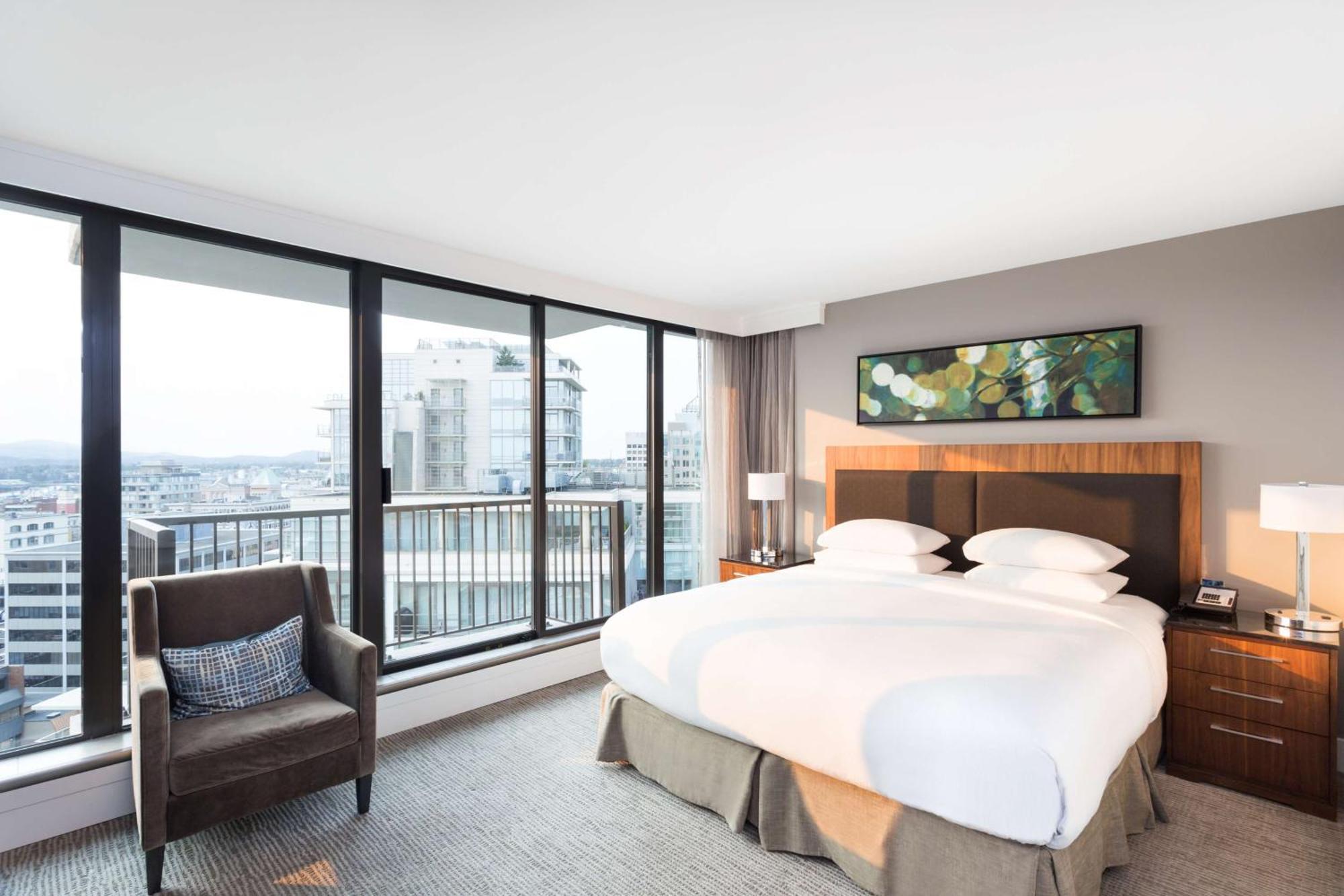 Doubletree By Hilton Hotel & Suites Виктория Екстериор снимка