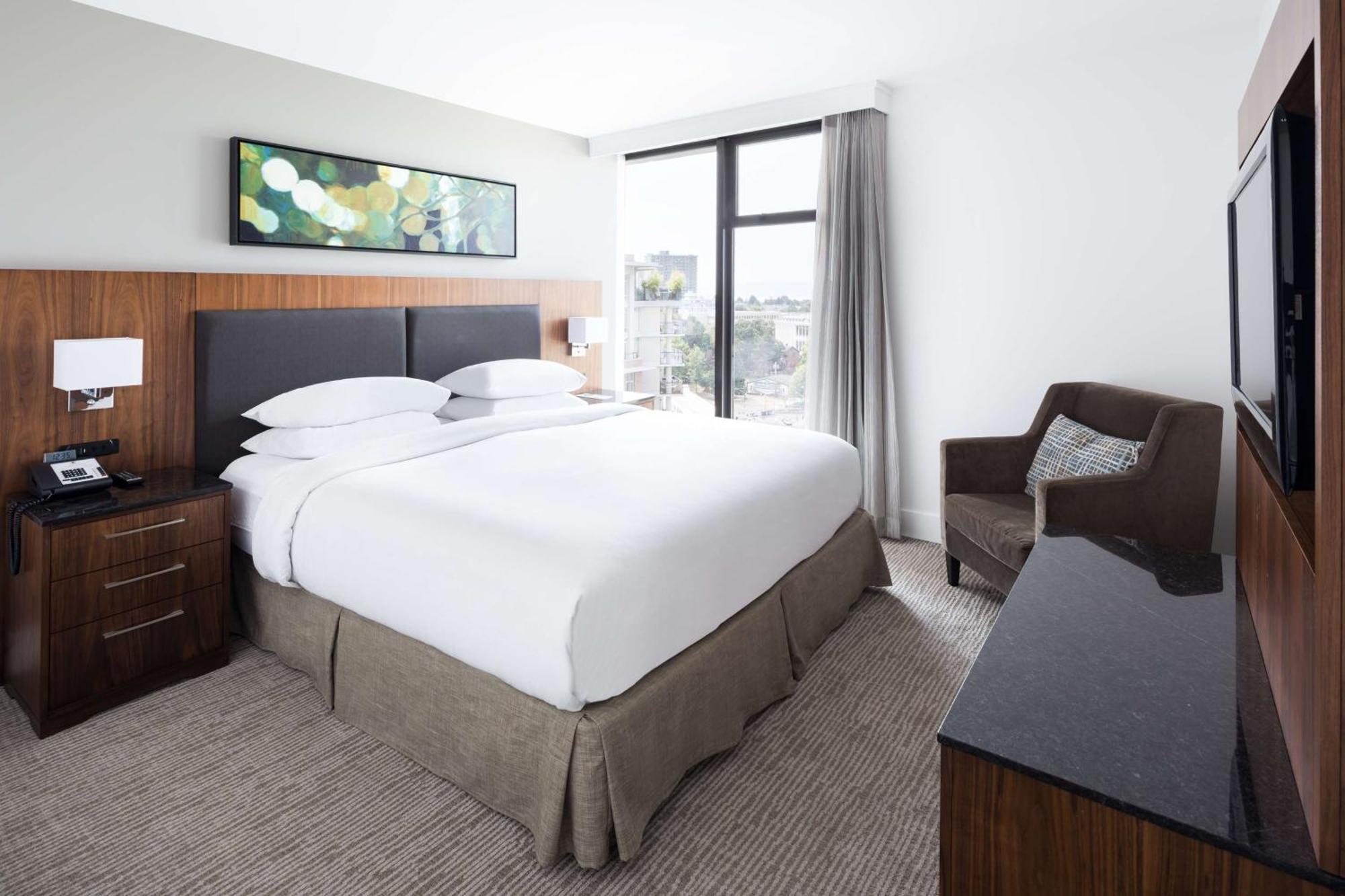 Doubletree By Hilton Hotel & Suites Виктория Екстериор снимка