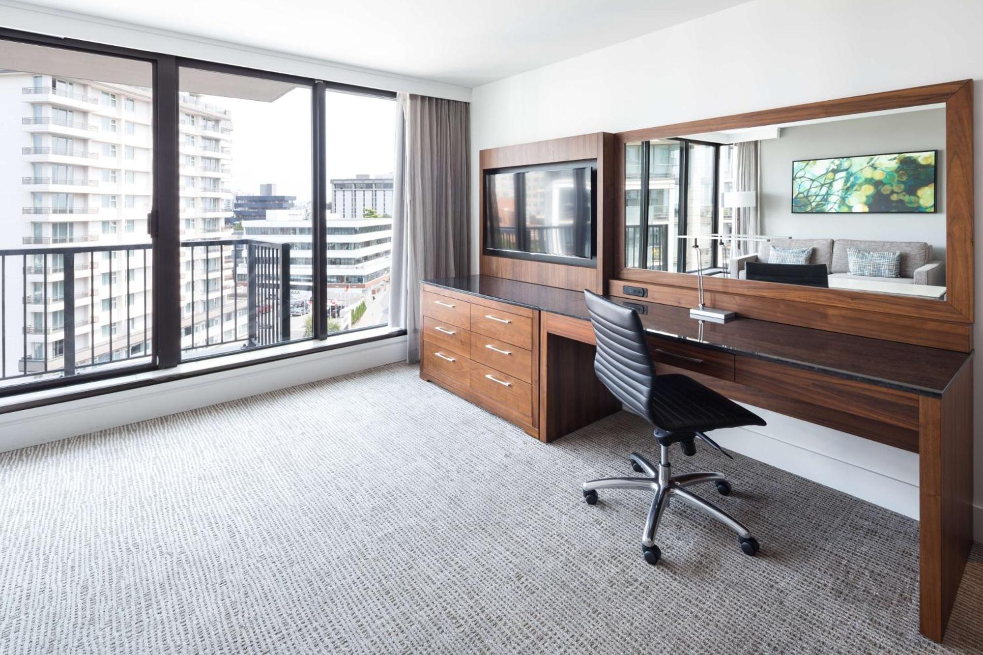 Doubletree By Hilton Hotel & Suites Виктория Екстериор снимка
