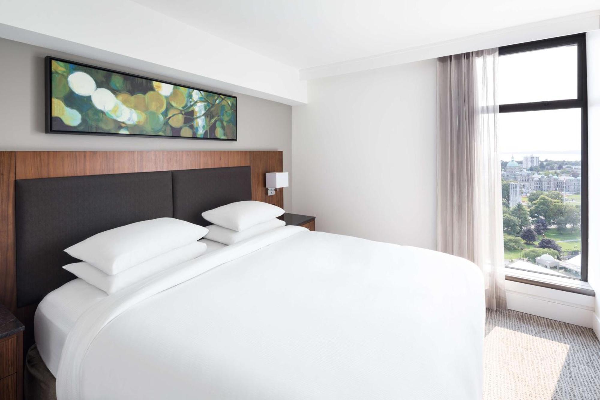 Doubletree By Hilton Hotel & Suites Виктория Екстериор снимка