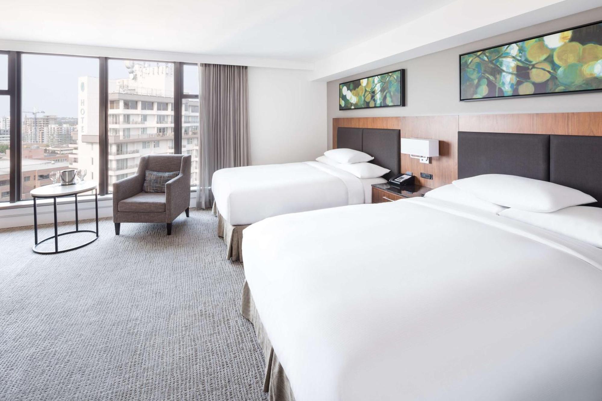 Doubletree By Hilton Hotel & Suites Виктория Екстериор снимка