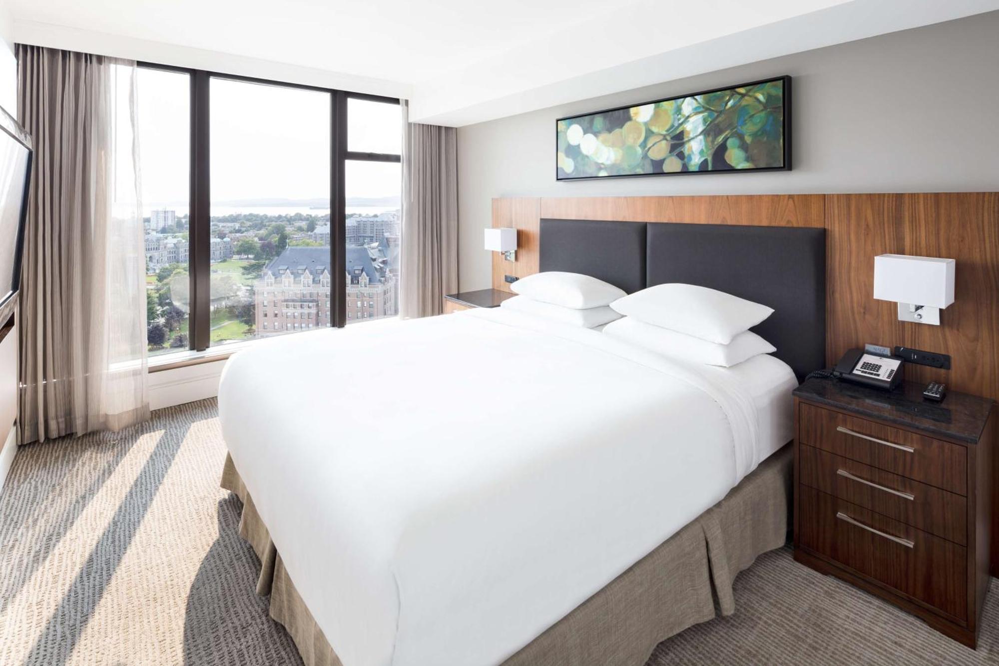 Doubletree By Hilton Hotel & Suites Виктория Екстериор снимка