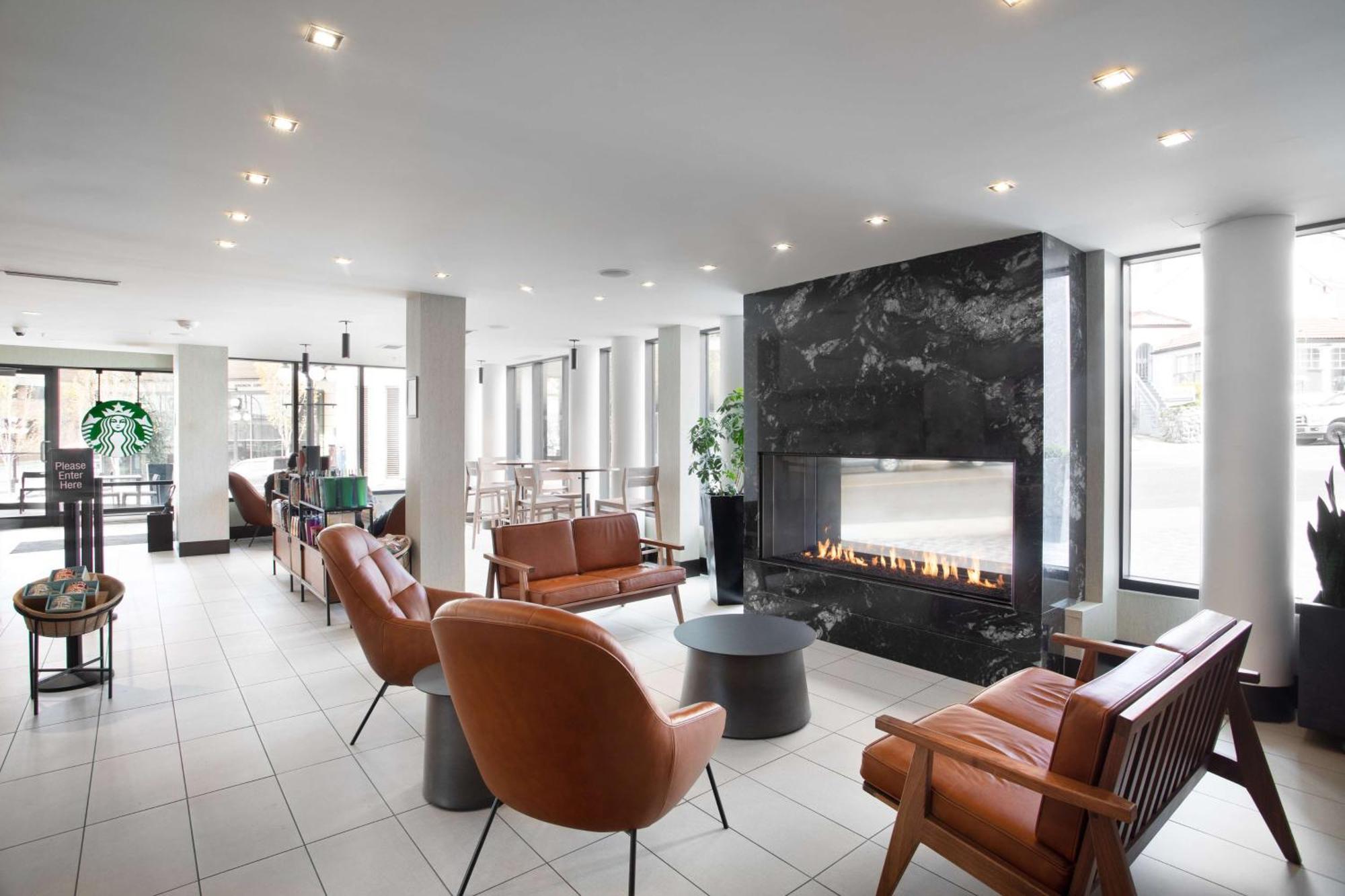 Doubletree By Hilton Hotel & Suites Виктория Екстериор снимка