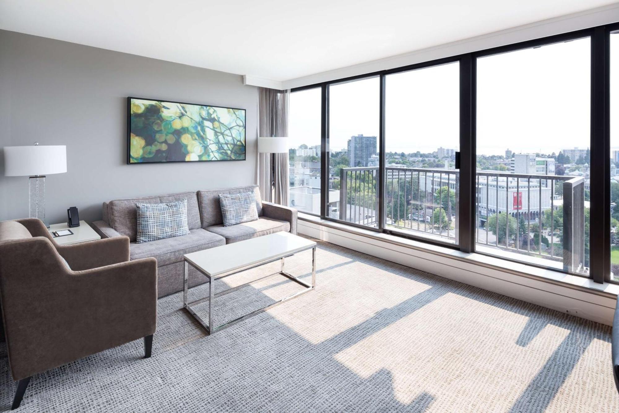 Doubletree By Hilton Hotel & Suites Виктория Екстериор снимка