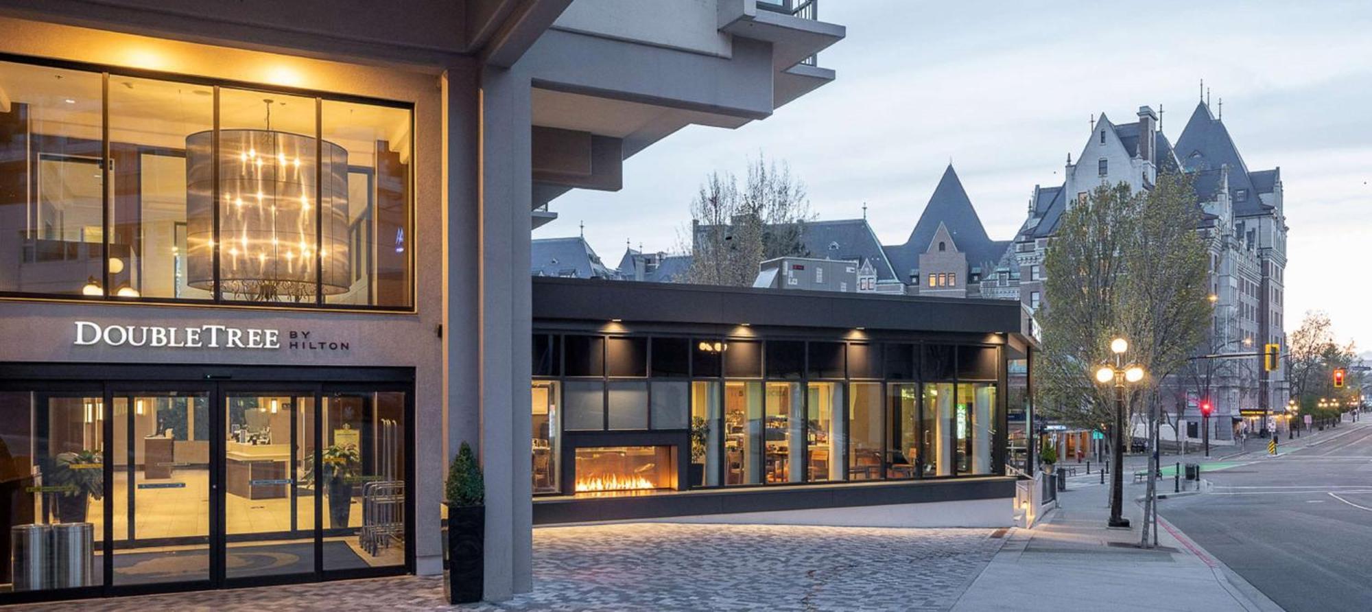 Doubletree By Hilton Hotel & Suites Виктория Екстериор снимка