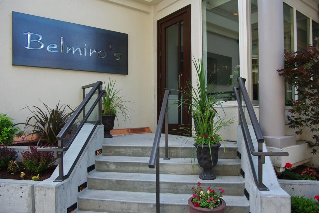 Doubletree By Hilton Hotel & Suites Виктория Екстериор снимка